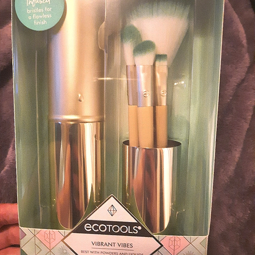NEW makeup brush set. JADE INFUSED for a flawless finish!
